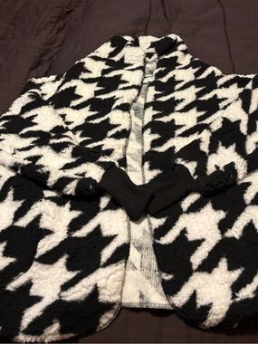 LuLaRoe- Women’s-Black & White Houndstooth Sherpa Jacket